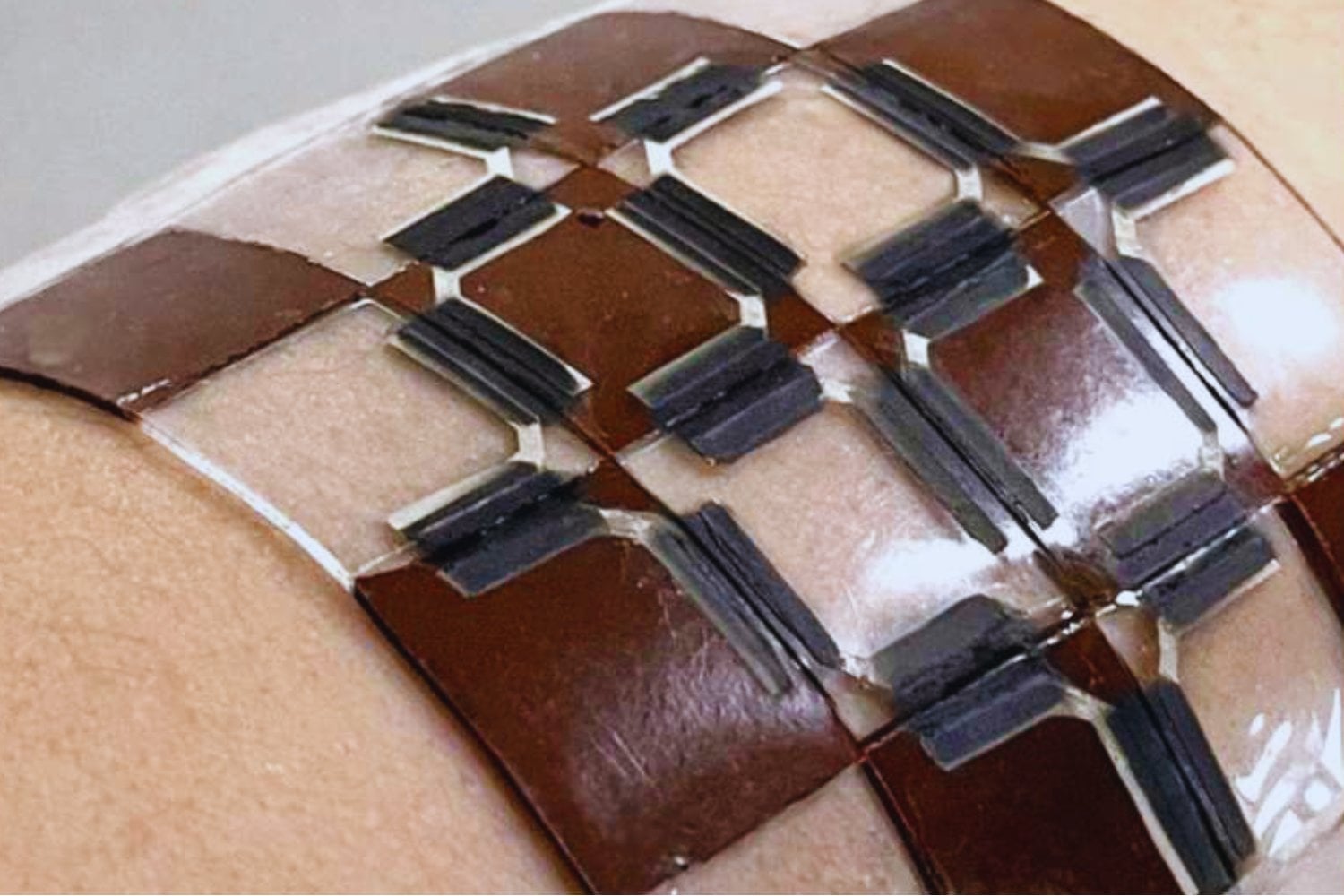 El calor del cuerpo parecía inútil en dispositivos ultrafinos. Un equipo en Corea del Sur acaba de cambiar esa idea con una solución que no genera más energía, sino que evita que se pierda