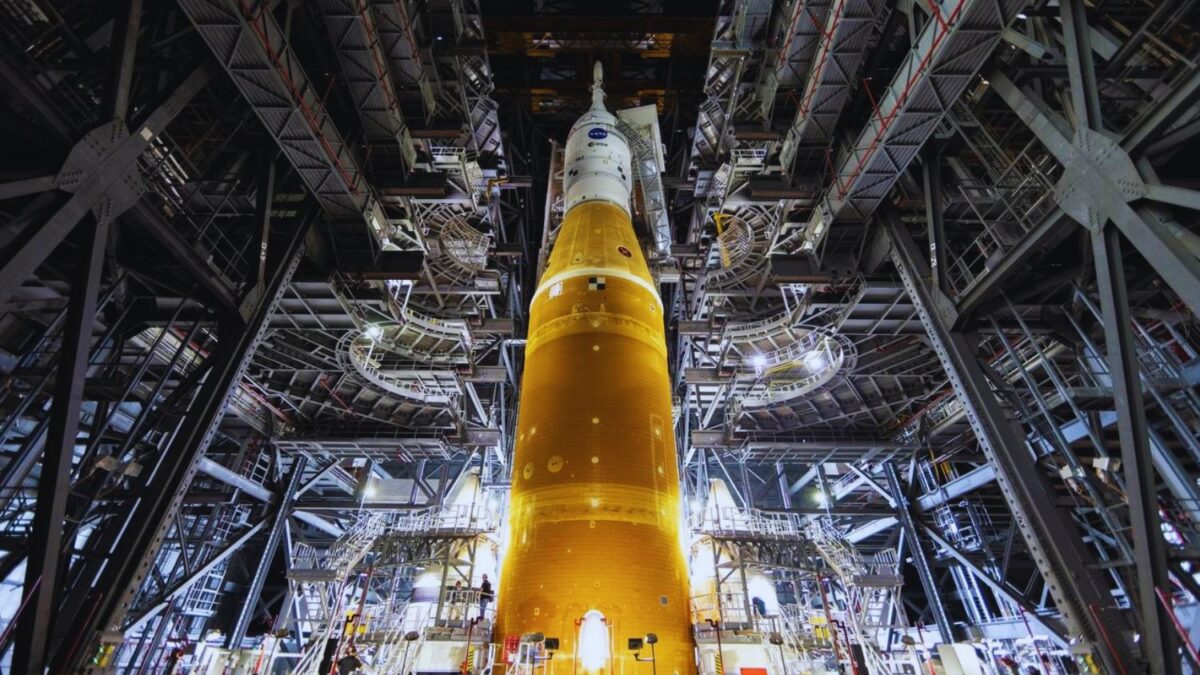 Durante casi una hora no podrán hablar con la Tierra mientras desaparecen detrás de la Luna. Así será Artemis II, la misión de la NASA que llevará humanos más lejos que nunca en medio siglo