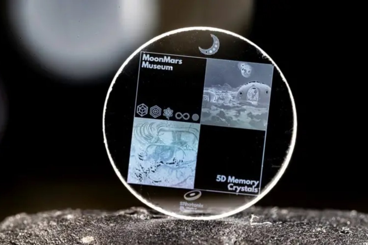 Los “cristales de memoria” que parecen desafiar la física podrían cambiar el futuro de Internet. Científicos descubrieron cómo guardar enormes cantidades de datos dentro de un simple trozo de vidrio