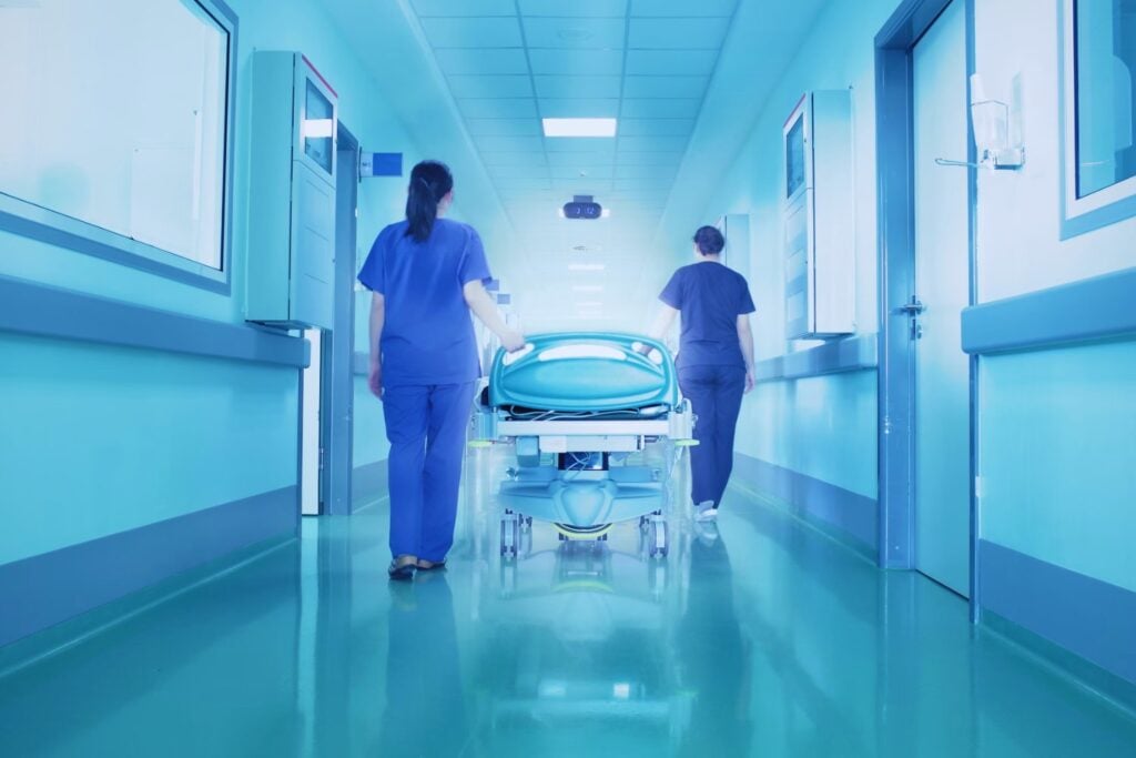 Un experimento con pacientes en muerte clínica acaba de poner en aprietos una idea muy arraigada sobre la mente. Quizá la consciencia no encaje tan fácil dentro del cerebro