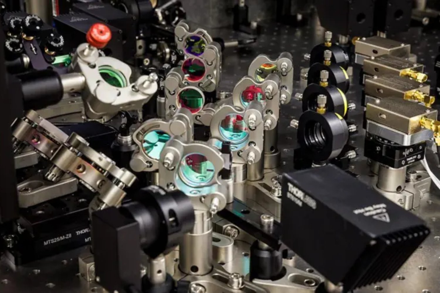 Los “cristales de memoria” que parecen desafiar la física podrían cambiar el futuro de Internet. Científicos descubrieron cómo guardar enormes cantidades de datos dentro de un simple trozo de vidrio