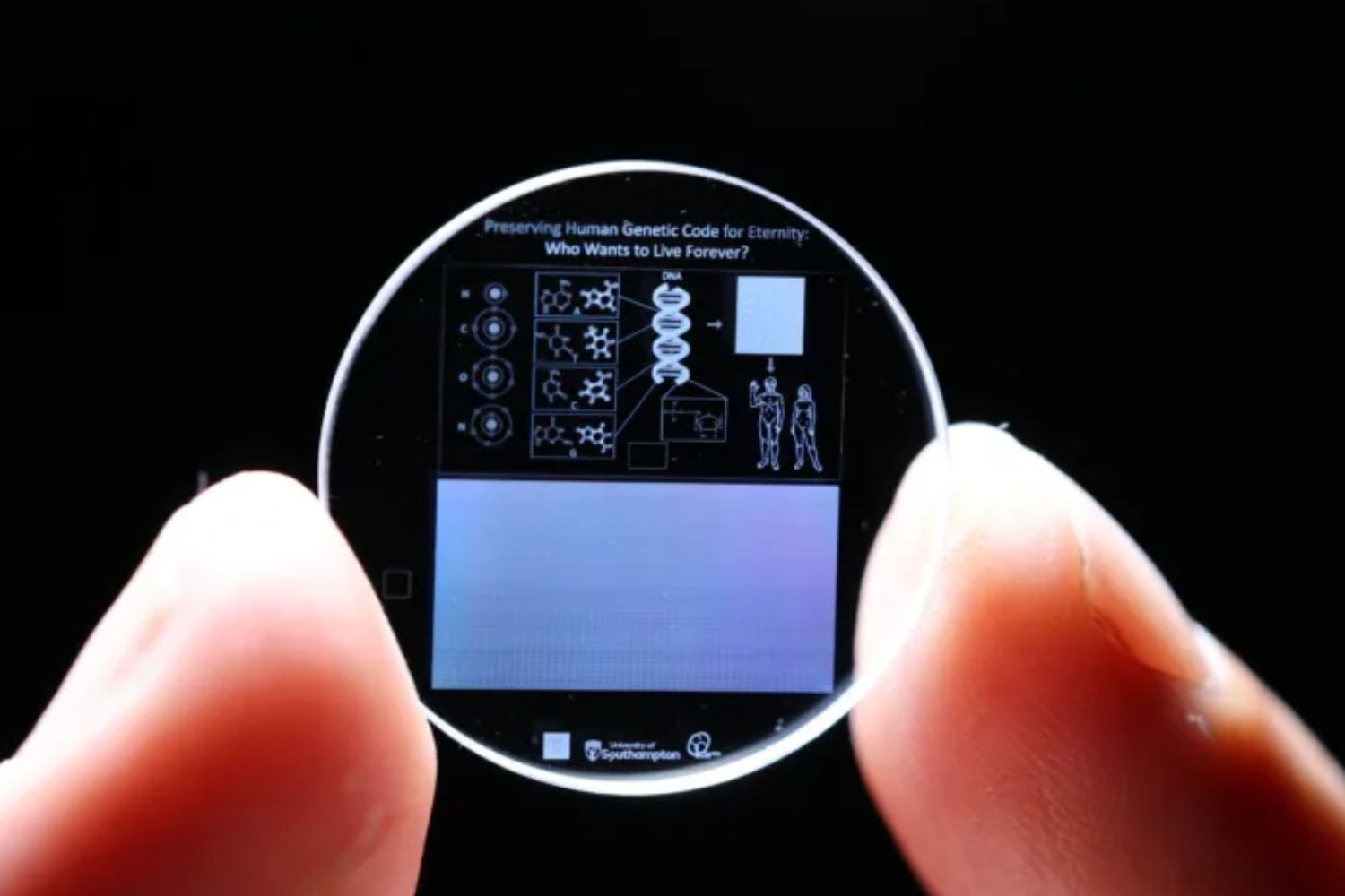 Los “cristales de memoria” que parecen desafiar la física podrían cambiar el futuro de Internet. Científicos descubrieron cómo guardar enormes cantidades de datos dentro de un simple trozo de vidrio