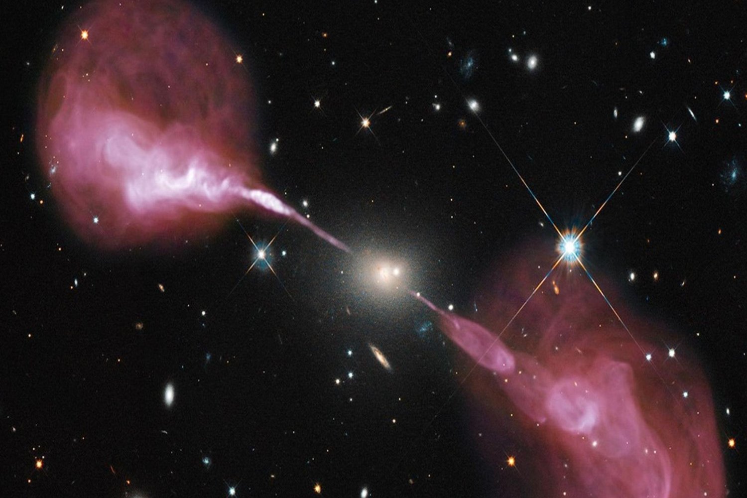 Detectan una señal láser procedente de una galaxia a 8.000 millones de años luz. Los científicos creen que revela uno de los fenómenos más extremos del universo