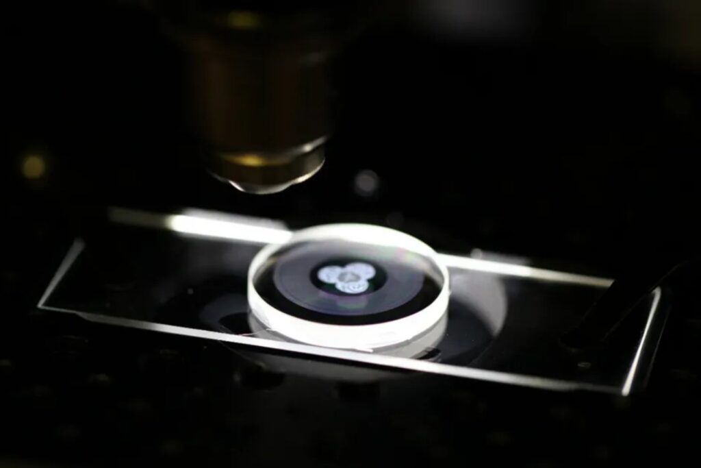 Los “cristales de memoria” que parecen desafiar la física podrían cambiar el futuro de Internet. Científicos descubrieron cómo guardar enormes cantidades de datos dentro de un simple trozo de vidrio