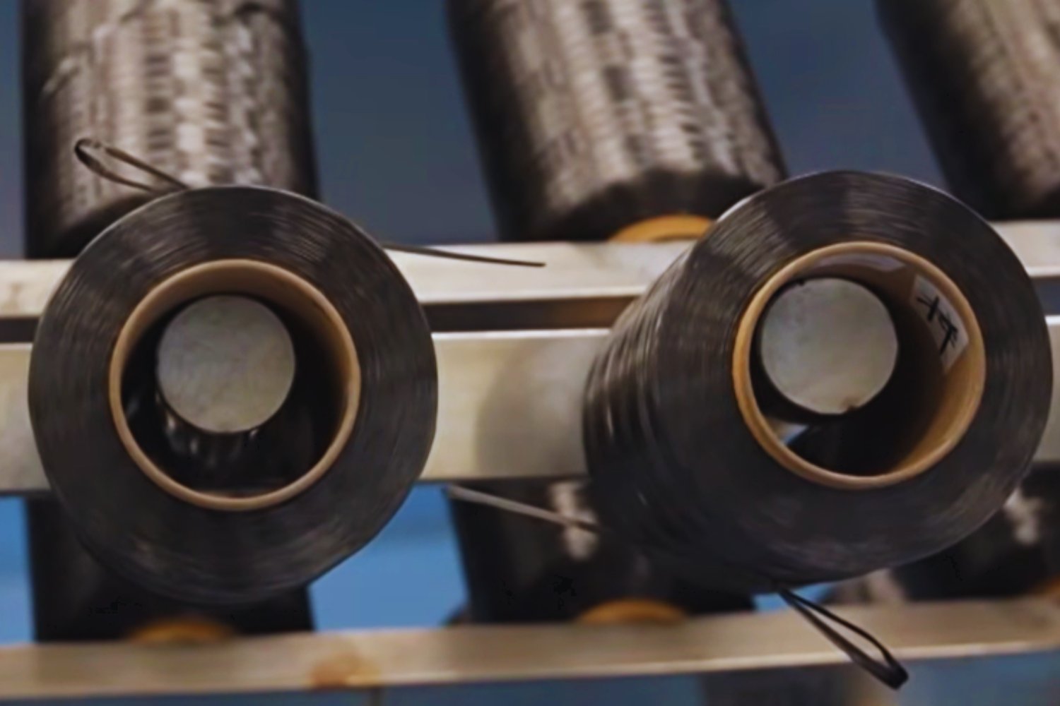 China ha logrado fabricar un material 10 veces más resistente que el acero y ya lo produce a escala industrial. Un hilo de apenas 2 mm puede arrastrar un autobús lleno y cambiar varias industrias clave