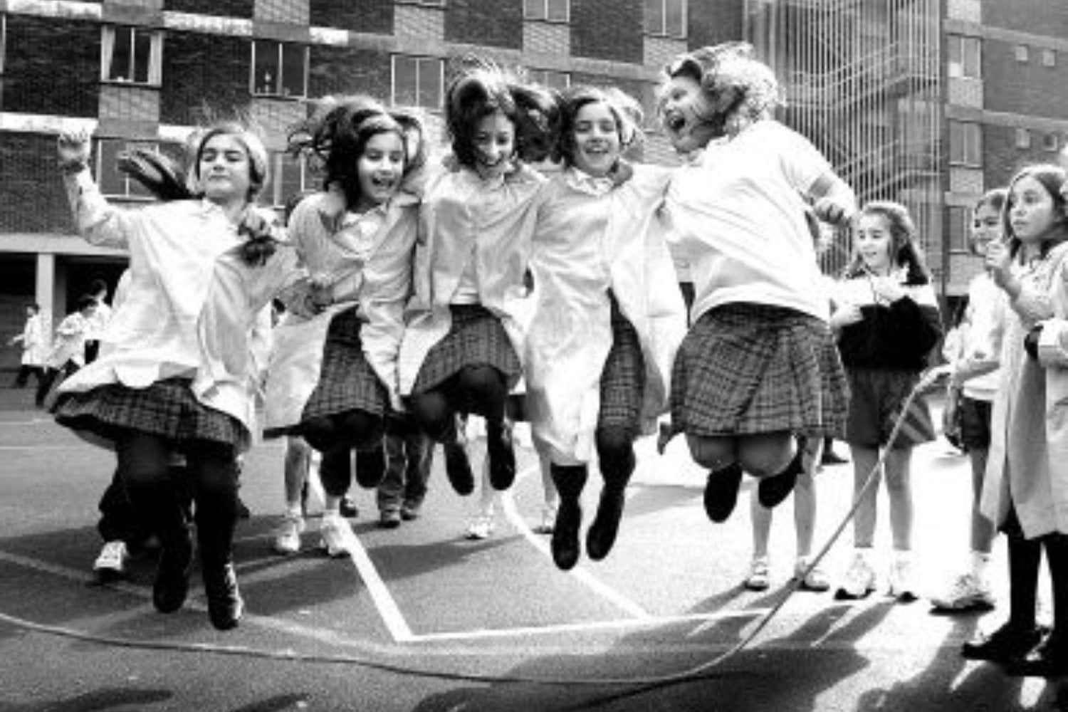 Los niños de los 60 y 70 crecieron con menos vigilancia y más calle. La psicología cree que ahí podría estar una de las claves de su resiliencia