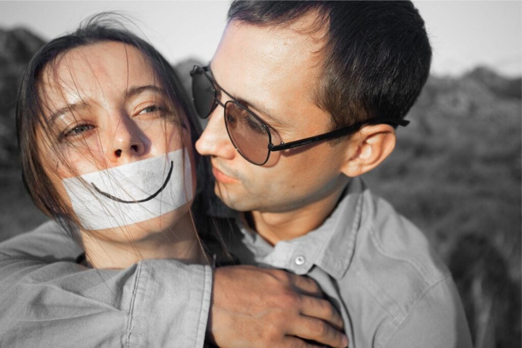 Las señales silenciosas que revelan manipulación en tu relación y cómo contrarrestarlas sin que explote todo