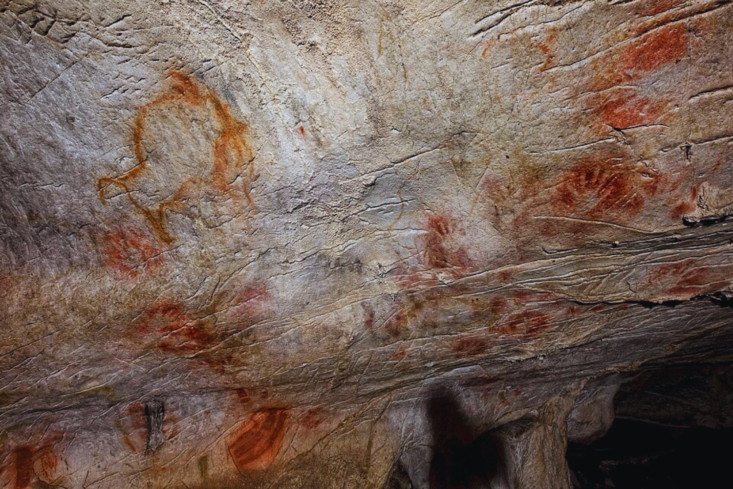 Las manos prehistóricas de una cueva en Cantabria podrían esconder un secreto mucho mayor de lo que creíamos. Un nuevo estudio sugiere que marcaban un recorrido ritual dentro de la montaña