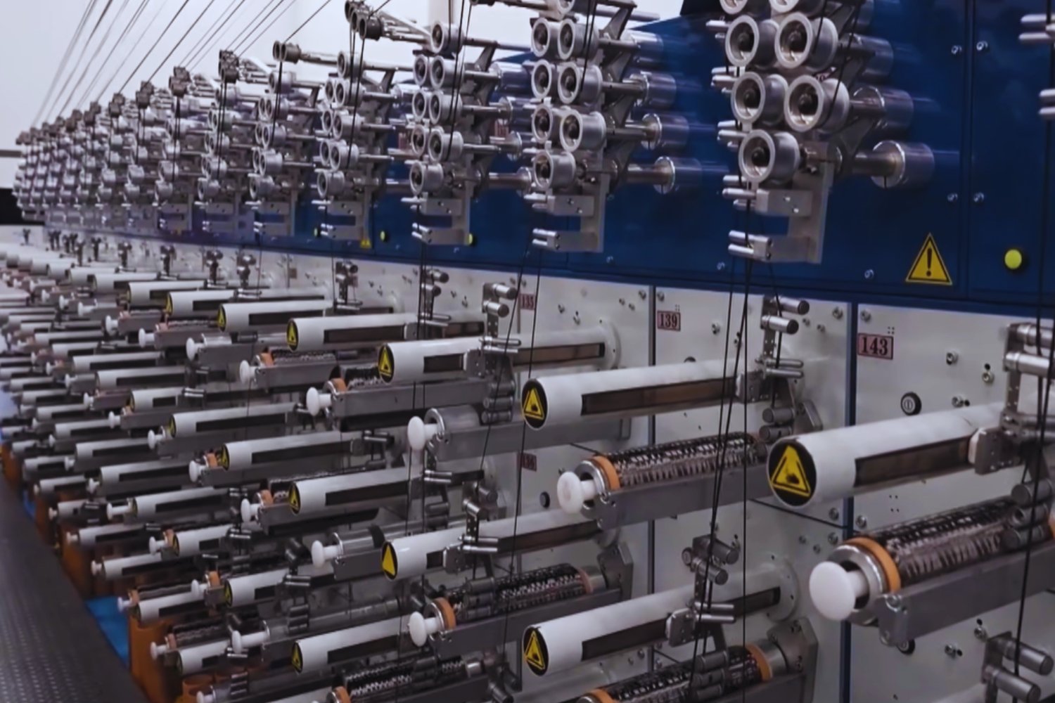 China ha logrado fabricar un material 10 veces más resistente que el acero y ya lo produce a escala industrial. Un hilo de apenas 2 mm puede arrastrar un autobús lleno y cambiar varias industrias clave