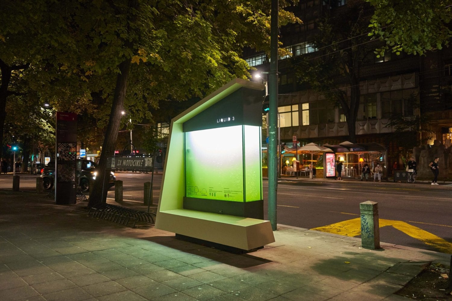 Serbia está probando unos “árboles líquidos” que no tienen hojas ni raíces pero sí una función muy concreta. Limpiar el aire en ciudades donde plantar árboles ya no es tan fácil