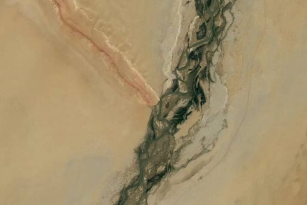 La NASA detecta desde el espacio una gigantesca forma de “Y” en uno de los desiertos más hostiles del planeta. La explicación mezcla geología, viento y un río que cruza el Taklamakán