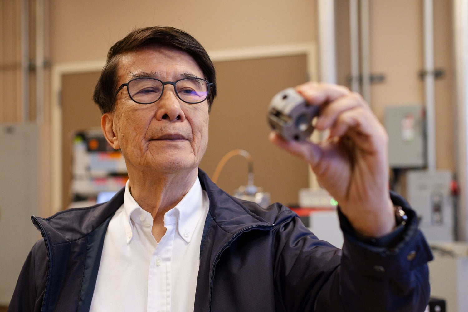 Físicos de la Universidad de Houston logran un nuevo récord de superconductividad a presión ambiente. El material alcanza 151 Kelvin y acerca la posibilidad de transmitir electricidad sin pérdidas