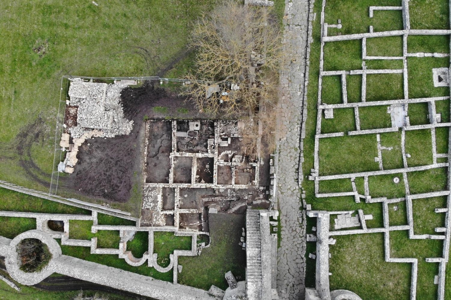 Durante décadas, esta ciudad romana en Italia parecía completamente estudiada y sin grandes secretos. Las nuevas excavaciones han sacado a la luz una casa con tecnología hidráulica avanzada y un tesoro bizantino que cambia lo que sabíamos sobre su historia
