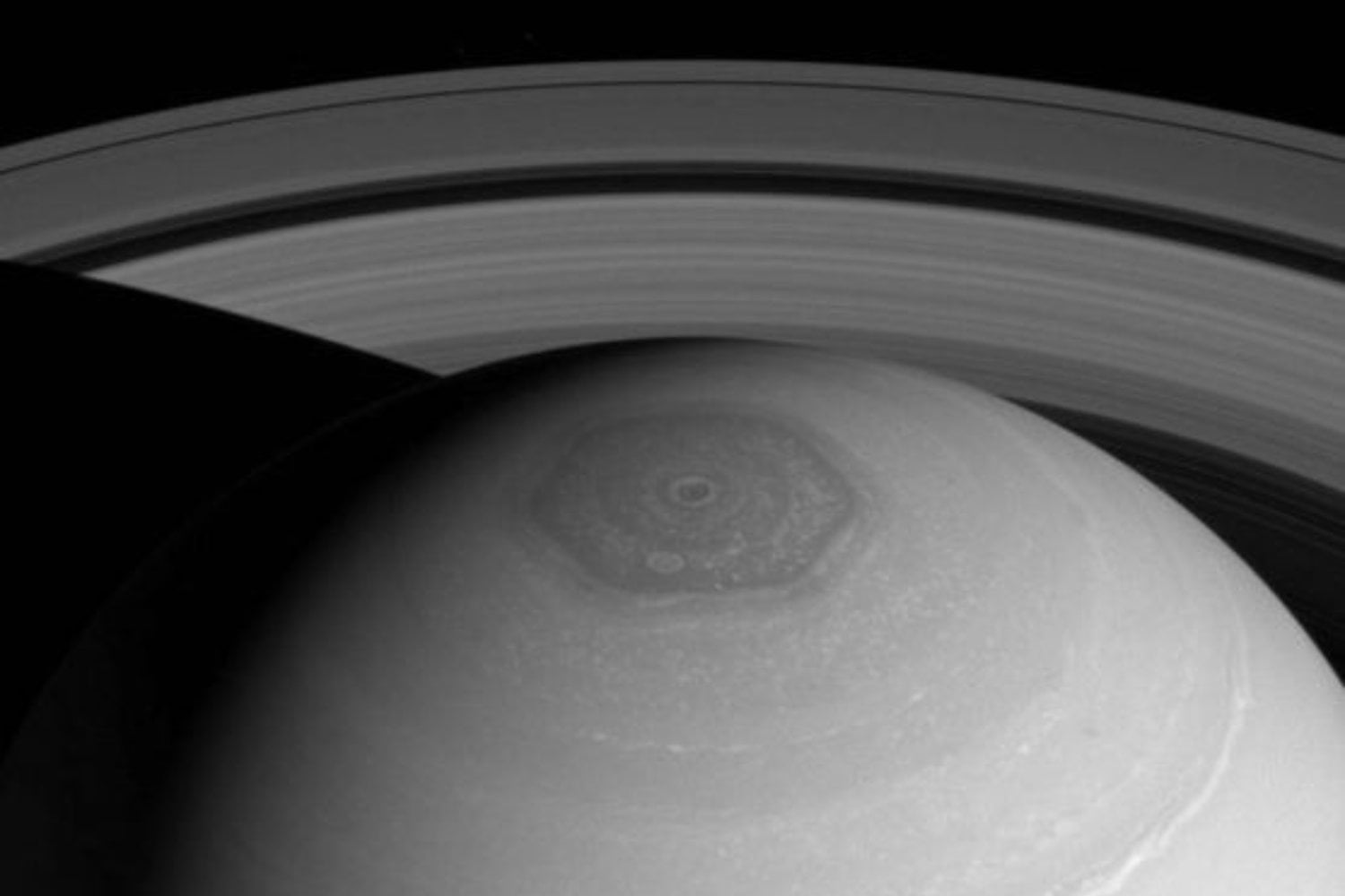 En el polo norte de Saturno existe una tormenta con forma de hexágono gigantesco. Ahora los científicos creen entender por qué la atmósfera del planeta puede crear algo así