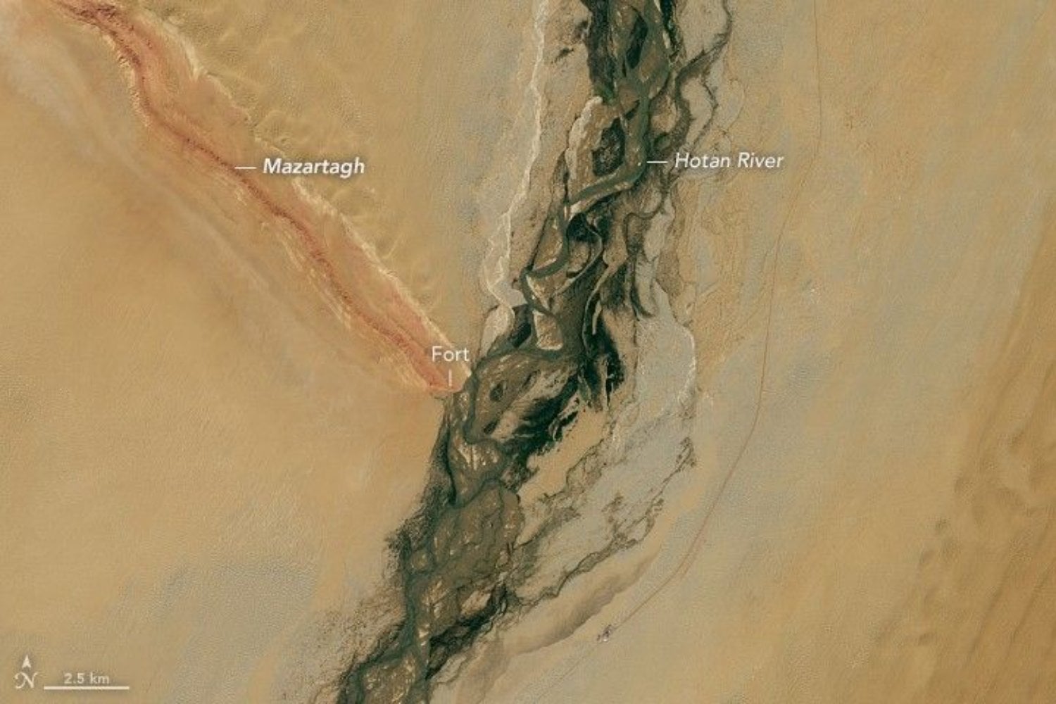 La NASA detecta desde el espacio una gigantesca forma de “Y” en uno de los desiertos más hostiles del planeta. La explicación mezcla geología, viento y un río que cruza el Taklamakán