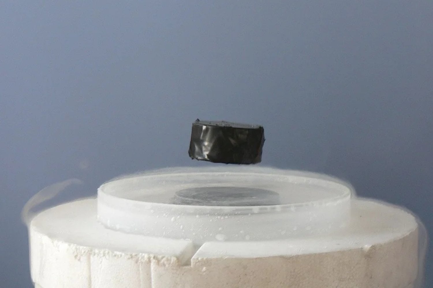 Físicos de la Universidad de Houston logran un nuevo récord de superconductividad a presión ambiente. El material alcanza 151 Kelvin y acerca la posibilidad de transmitir electricidad sin pérdidas