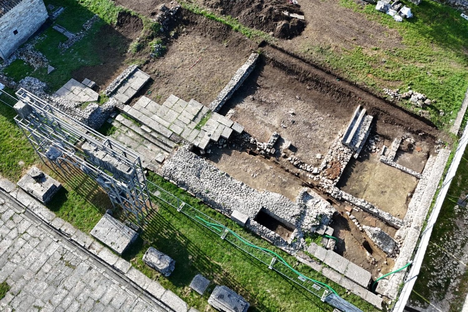 Durante décadas, esta ciudad romana en Italia parecía completamente estudiada y sin grandes secretos. Las nuevas excavaciones han sacado a la luz una casa con tecnología hidráulica avanzada y un tesoro bizantino que cambia lo que sabíamos sobre su historia