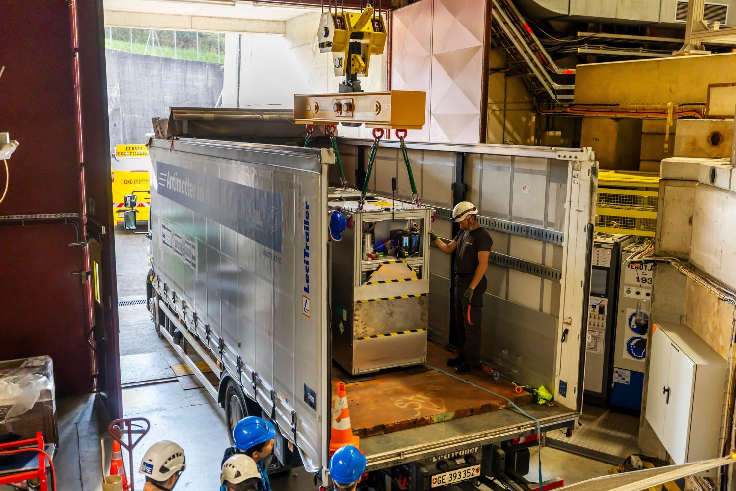 Científicos logran transportar antimateria por primera vez fuera del laboratorio en un camión especialmente diseñado. El experimento abre una nueva etapa en la física de precisión y podría ayudar a resolver uno de los mayores misterios del universo