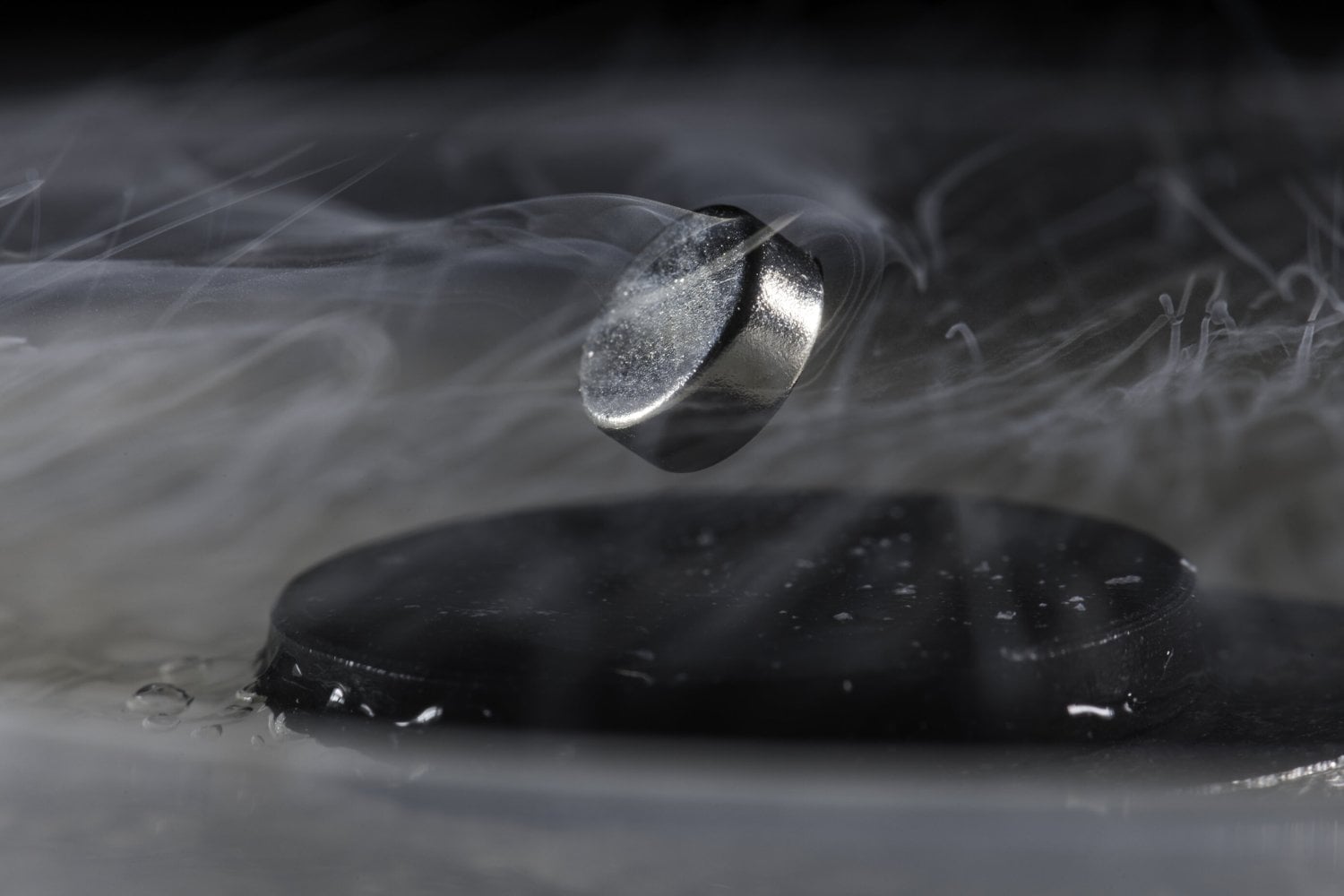 Físicos de la Universidad de Houston logran un nuevo récord de superconductividad a presión ambiente. El material alcanza 151 Kelvin y acerca la posibilidad de transmitir electricidad sin pérdidas