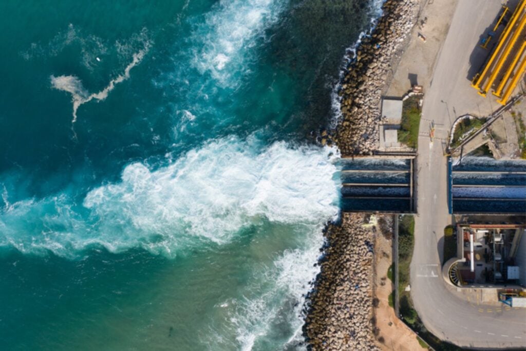 Marruecos decidió no esperar a que volviera la lluvia. El país está construyendo una red gigante de desalinizadoras para convertir el agua del mar en la nueva base de su suministro