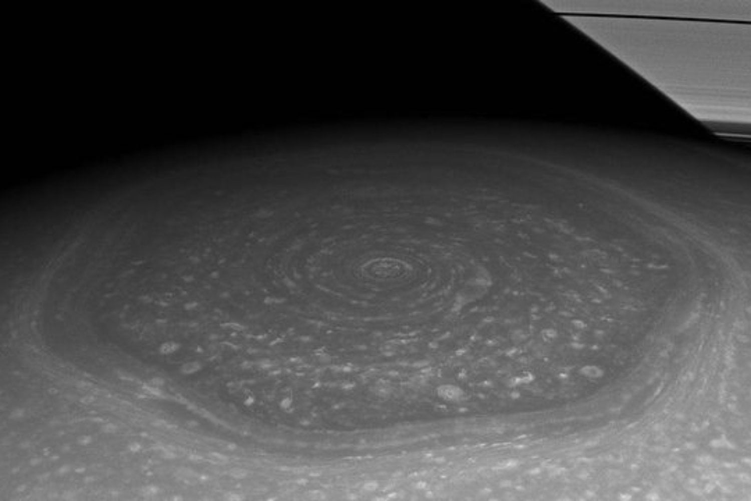 En el polo norte de Saturno existe una tormenta con forma de hexágono gigantesco. Ahora los científicos creen entender por qué la atmósfera del planeta puede crear algo así