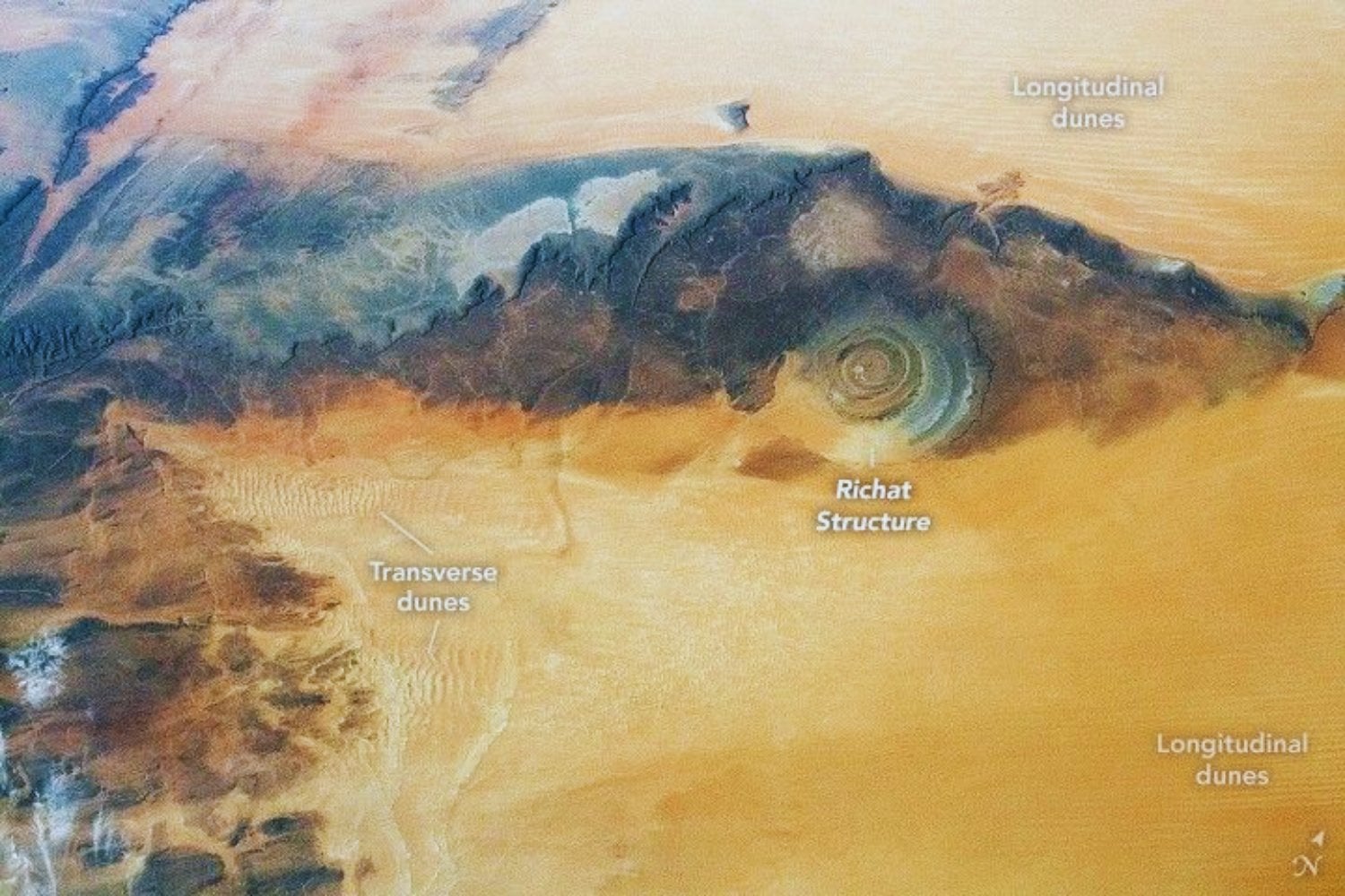 La NASA fotografía el corazón del Sáhara y vuelve a revelar una de las formas más improbables del planeta. Desde el espacio, parece un ojo gigantesco tallado en piedra en mitad del desierto