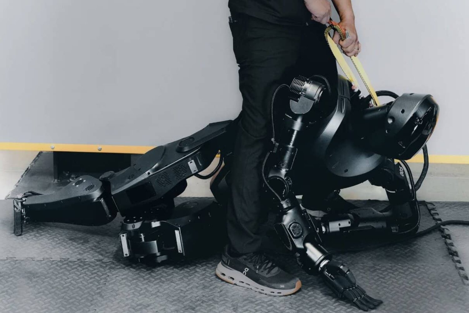 Ucrania ya está probando robots humanoides en el frente de guerra y no es un experimento más. Es la primera vez que máquinas con forma humana entran en combate real y cambia cómo entendemos la guerra moderna