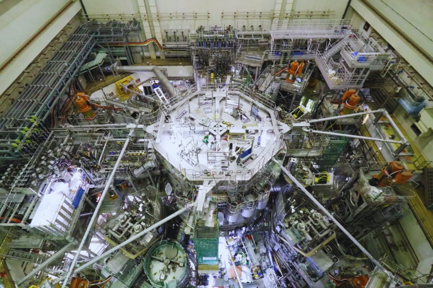 Europa y Japón llevan más de una década construyendo una máquina gigantesca para imitar el Sol en la Tierra. Ahora están a punto de llevarla al límite con los experimentos de fusión más ambiciosos jamás intentados