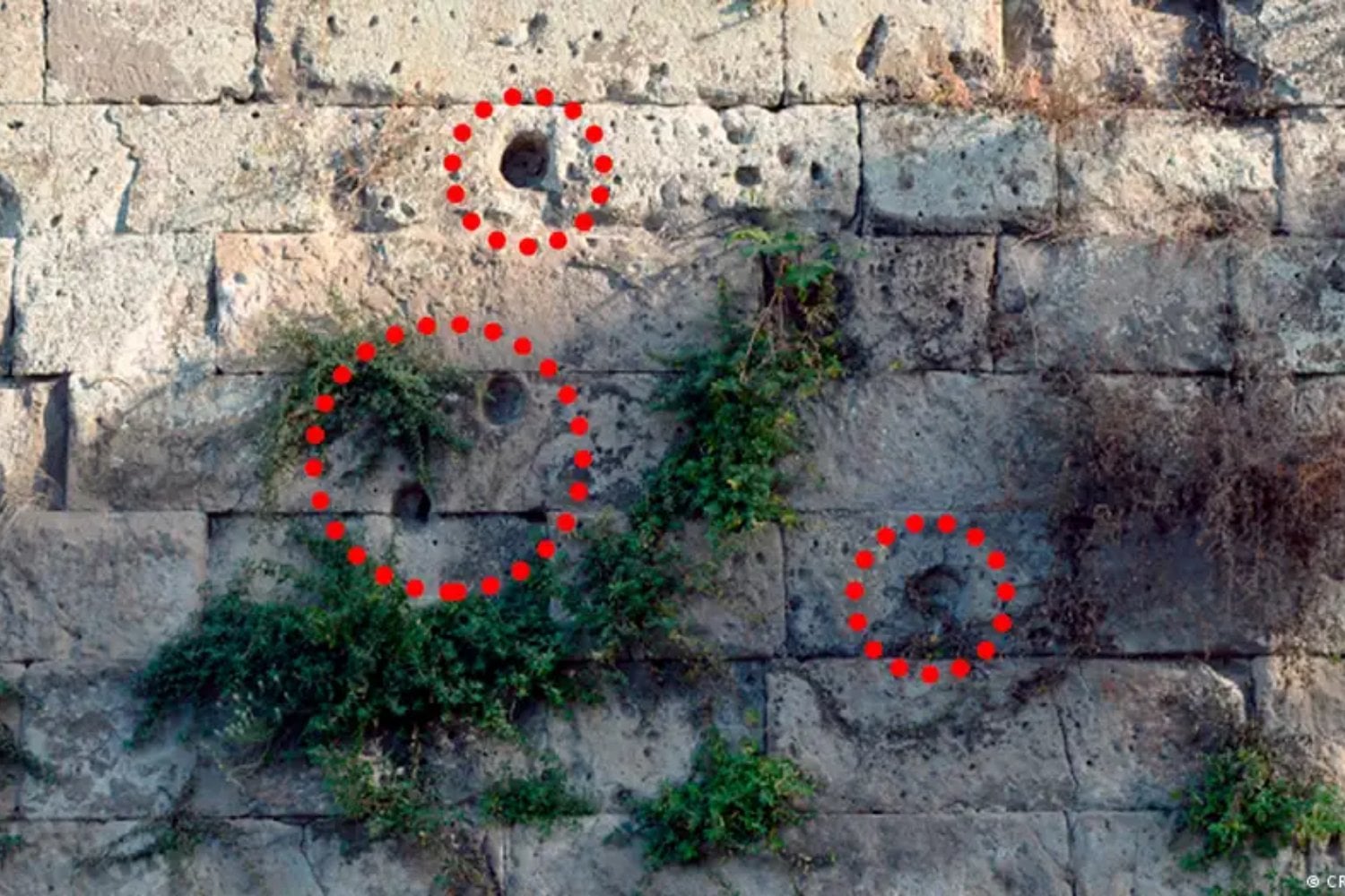 Hallan en Pompeya unas marcas extrañas que no encajan con la artillería romana conocida. Los arqueólogos creen que podrían ser la huella física de una especie de “ametralladora” usada hace más de 2.000 años