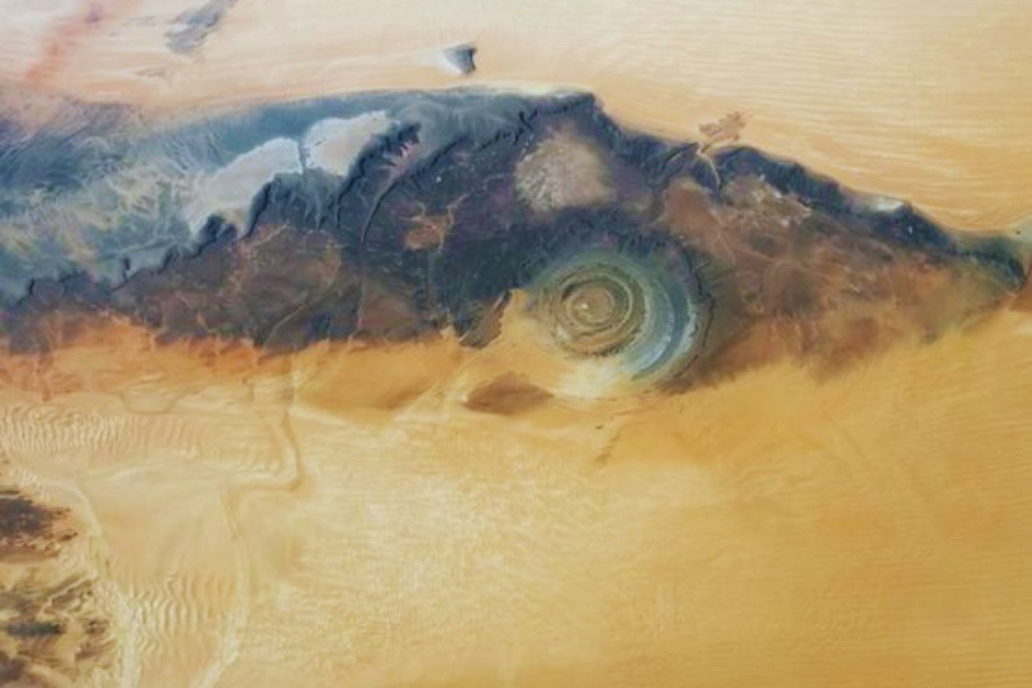 La NASA fotografía el corazón del Sáhara y vuelve a revelar una de las formas más improbables del planeta. Desde el espacio, parece un ojo gigantesco tallado en piedra en mitad del desierto