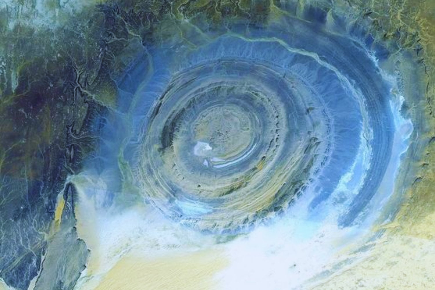 La NASA fotografía el corazón del Sáhara y vuelve a revelar una de las formas más improbables del planeta. Desde el espacio, parece un ojo gigantesco tallado en piedra en mitad del desierto