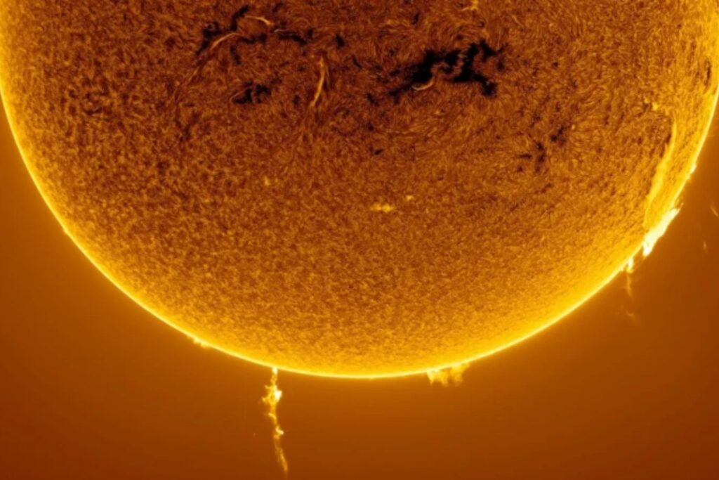 El Sol no siempre vivió en el lugar tranquilo donde está hoy. Un estudio revela que escapó del centro de la Vía Láctea junto a miles de estrellas hace miles de millones de años