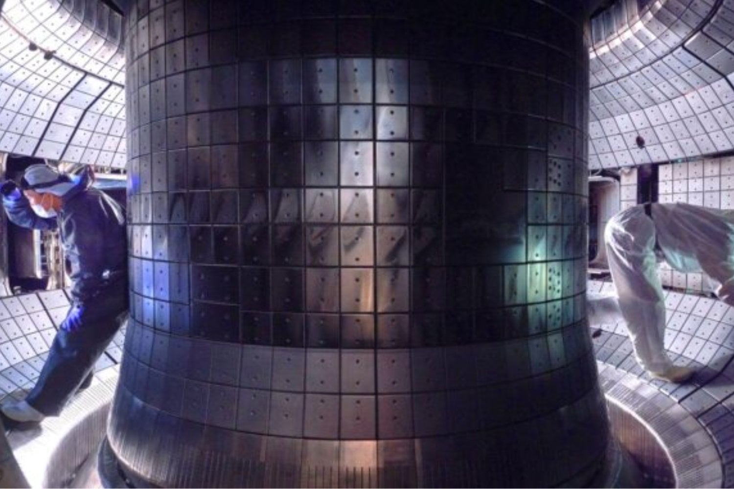 Europa y Japón llevan más de una década construyendo una máquina gigantesca para imitar el Sol en la Tierra. Ahora están a punto de llevarla al límite con los experimentos de fusión más ambiciosos jamás intentados