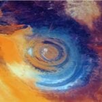 La NASA fotografía el corazón del Sáhara y vuelve a revelar una de las formas más improbables del planeta. Desde el espacio, parece un ojo gigantesco tallado en piedra en mitad del desierto
