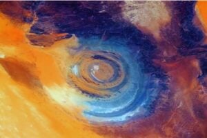 La NASA fotografía el corazón del Sáhara y vuelve a revelar una de las formas más improbables del planeta. Desde el espacio, parece un ojo gigantesco tallado en piedra en mitad del desierto