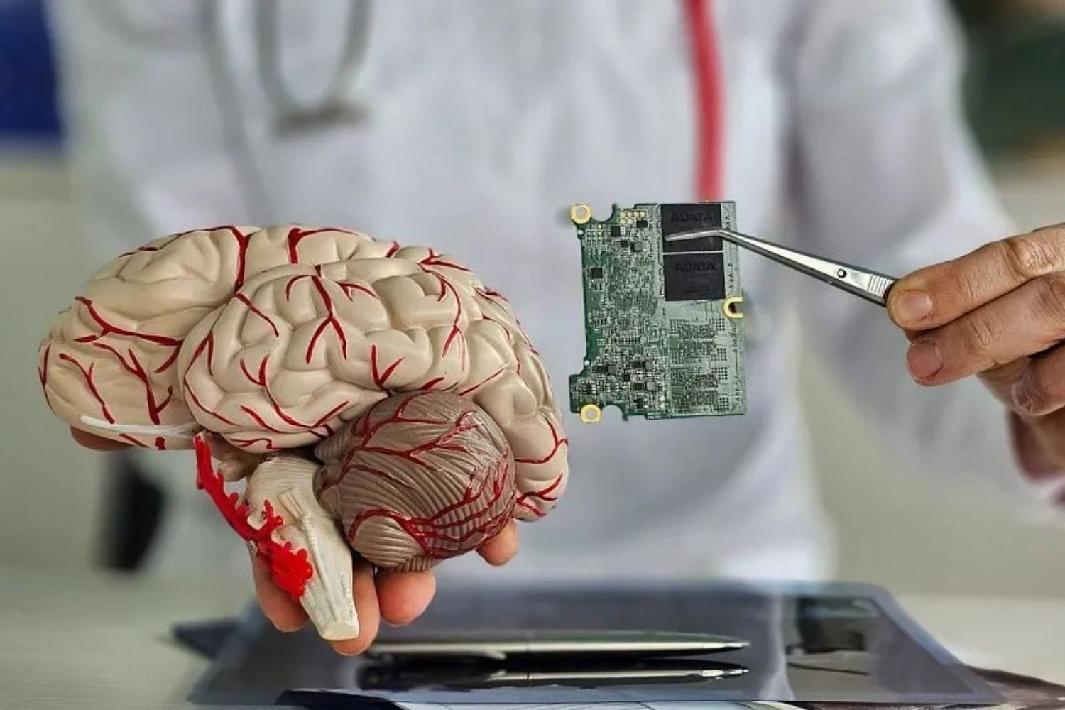China no quiere quedarse fuera de la tecnología más inquietante del futuro. Mientras todos miran la inteligencia artificial, ya está acelerando con implantes cerebrales propios