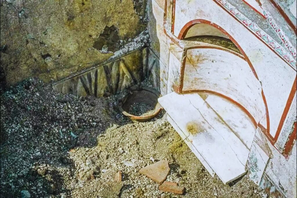 Pompeya acaba de devolver algo más que objetos y cenizas. Un análisis químico ha revelado qué sustancias quemaban realmente los romanos para comunicarse con sus dioses en casa