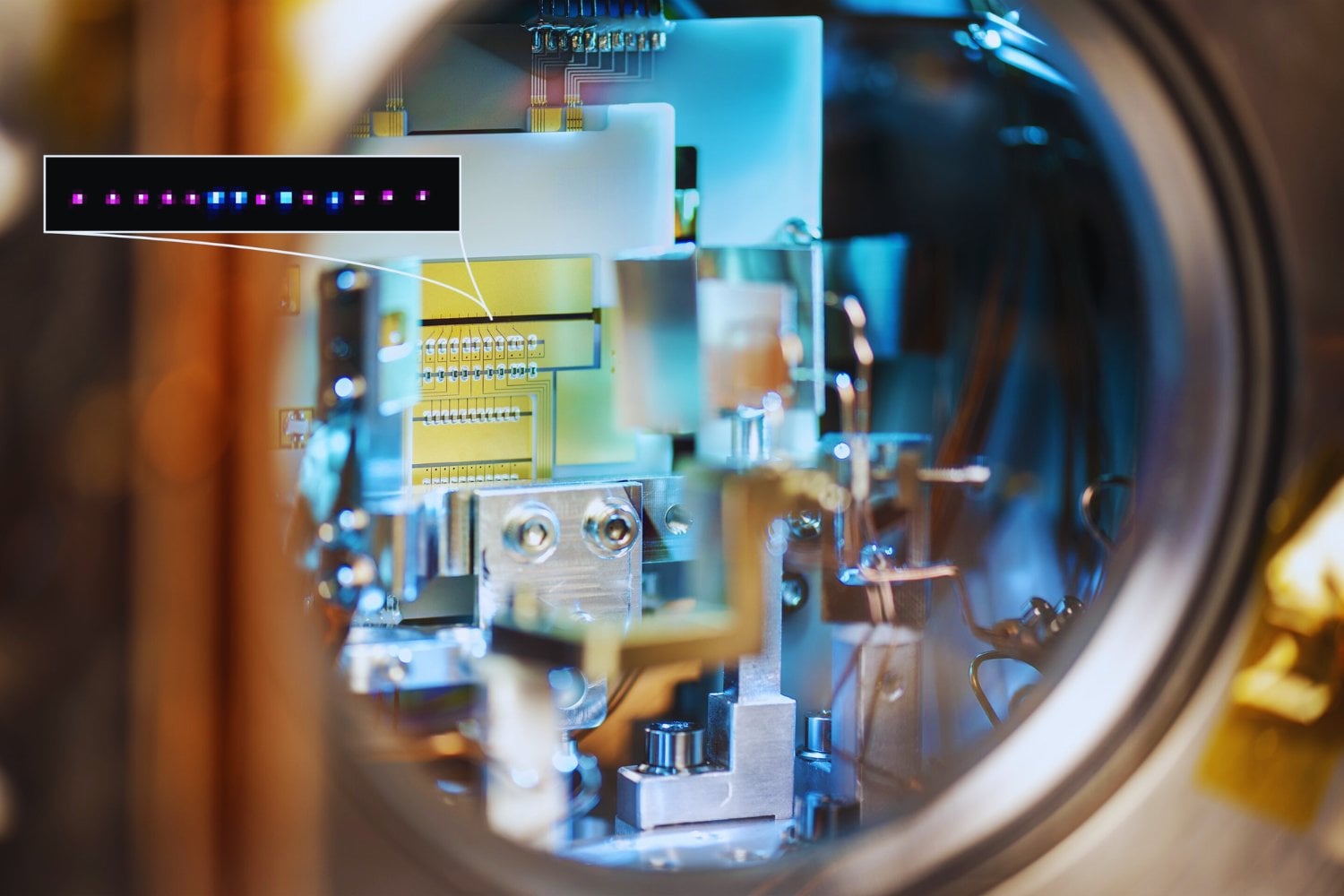 El entrelazamiento cuántico deja de ser una rareza teórica y entra en el laboratorio del tiempo. Dos iones atrapados han logrado superar el límite clásico de estabilidad en relojes ópticos