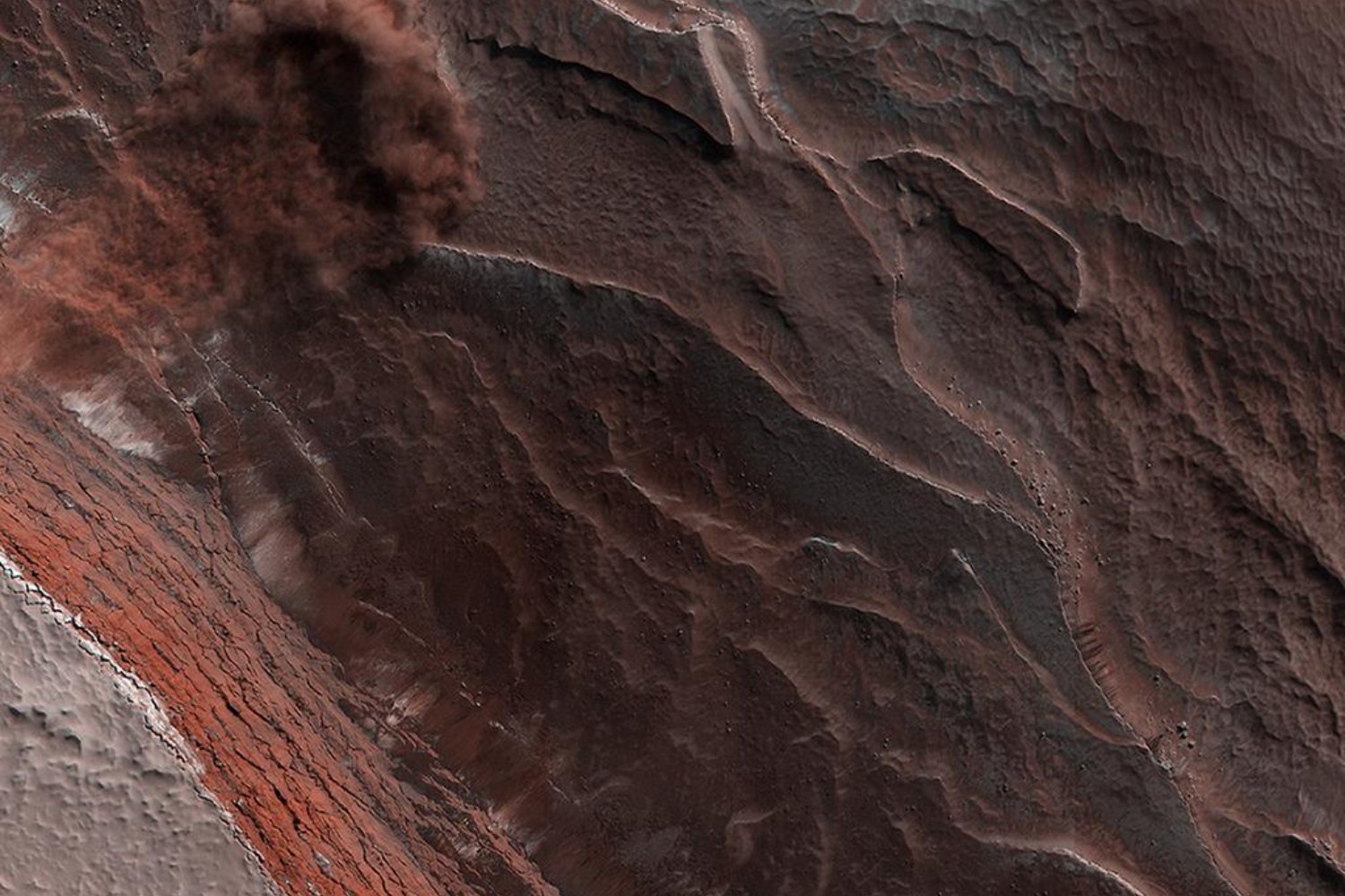La NASA acaba de recordar por qué el Mars Reconnaissance Orbiter sigue siendo una de sus misiones más valiosas. En su aniversario, comparte imágenes espectaculares que revelan Marte con un detalle extraordinario