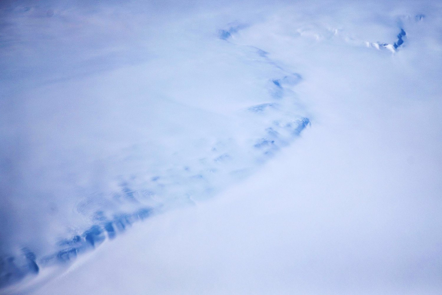 El misterioso “agujero de gravedad” bajo la Antártida no es un hueco físico. Es la huella de corrientes profundas que llevan 70 millones de años alterando el planeta desde el interior