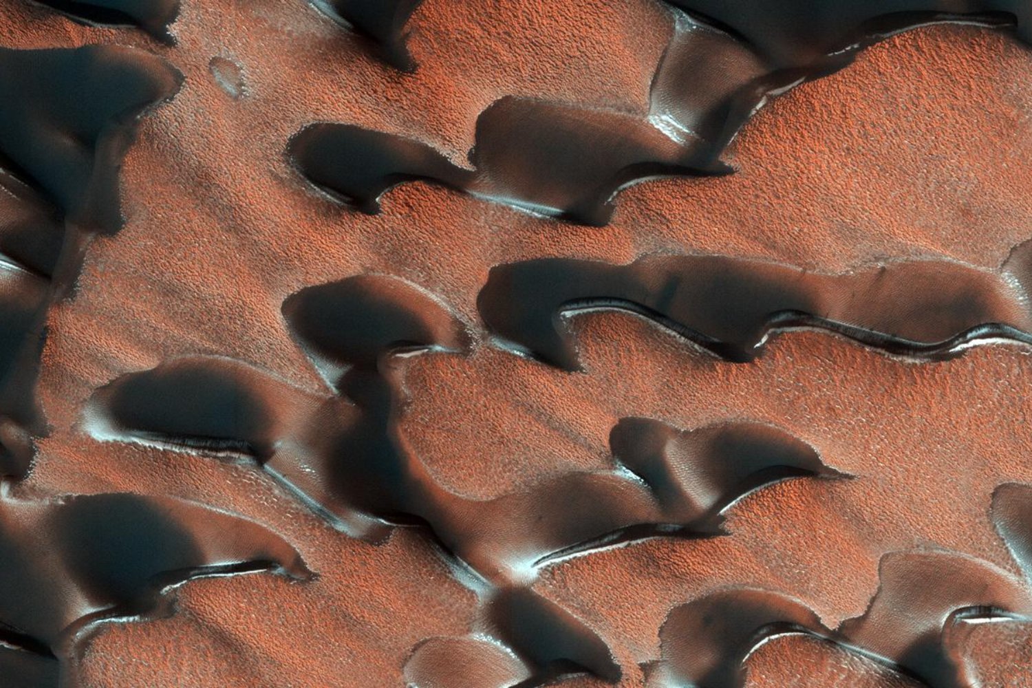 La NASA acaba de recordar por qué el Mars Reconnaissance Orbiter sigue siendo una de sus misiones más valiosas. En su aniversario, comparte imágenes espectaculares que revelan Marte con un detalle extraordinario