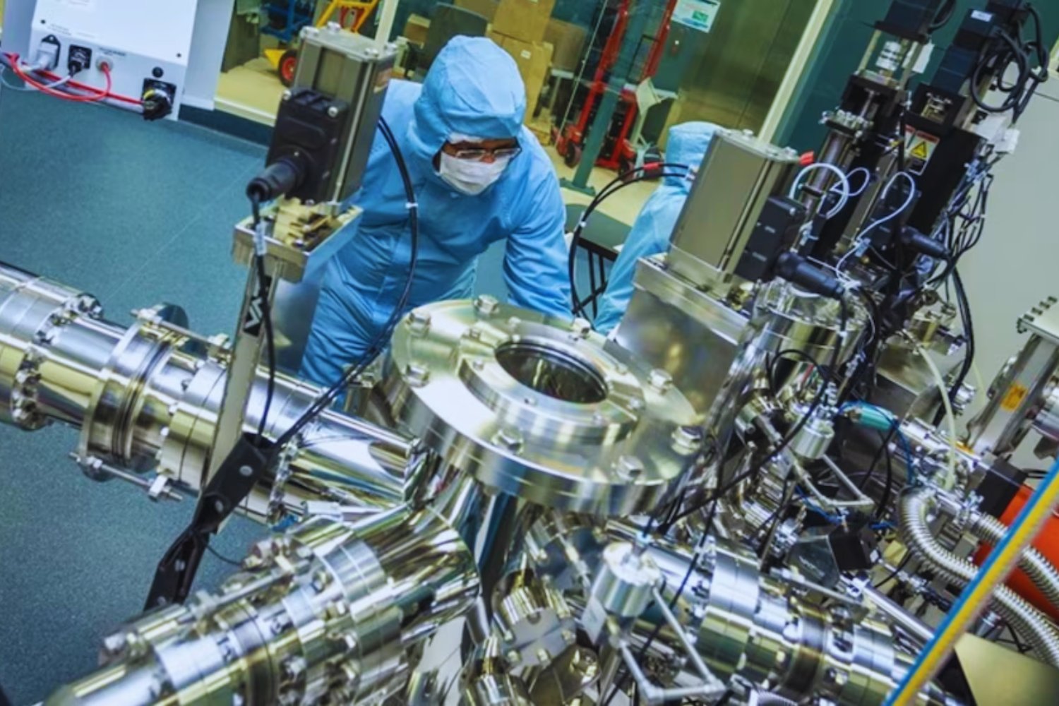 Han creado una batería que rompe una regla básica de la tecnología actual y parece imposible. Cuanto más grande es, más rápido se carga gracias a efectos cuánticos que cambian cómo entendemos la energía