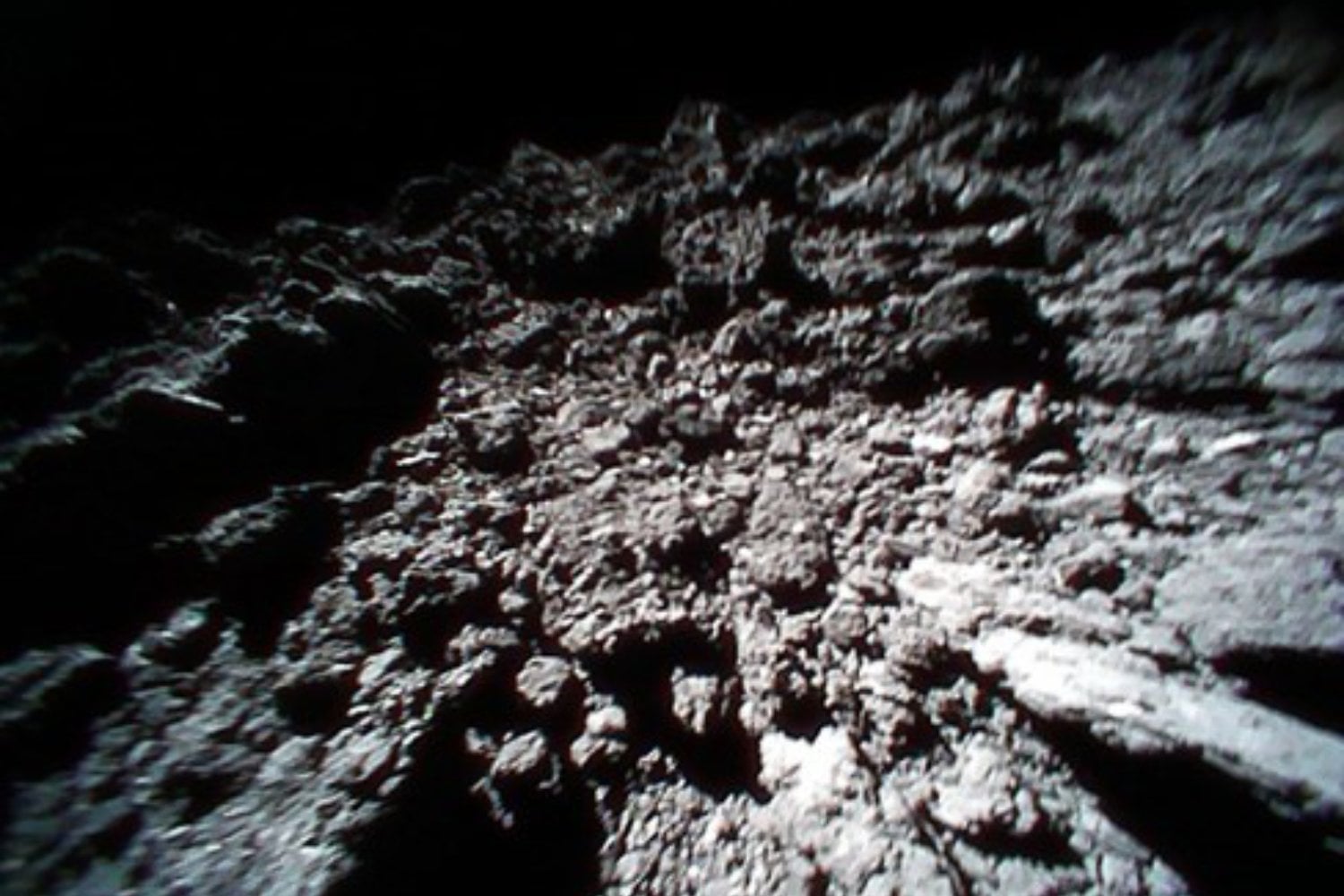 Un asteroide ha traído hasta la Tierra algo más que polvo antiguo: una huella intacta del nacimiento del sistema solar. Las partículas de Ryugu revelan que algunas rocas pueden registrar y conservar campos magnéticos de hace 4.600 millones de años