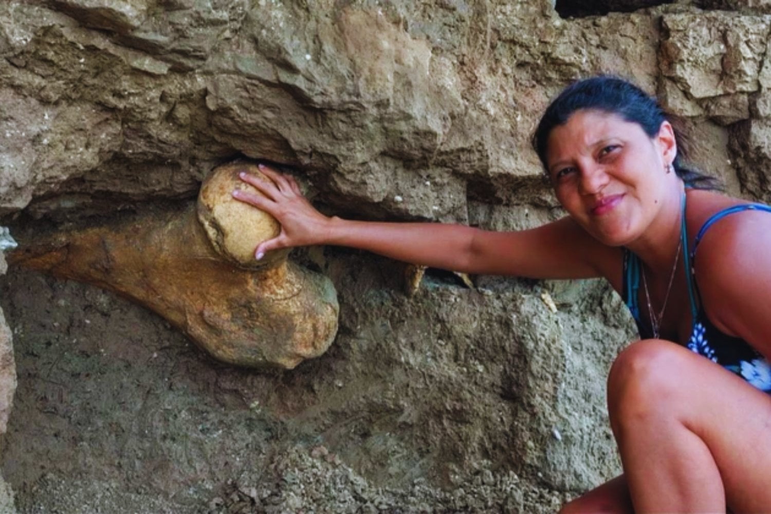 Un paseo por los acantilados de la costa bonaerense terminó en un hallazgo extraordinario: rescatan un fósil gigante de megafauna de hace 400.000 años