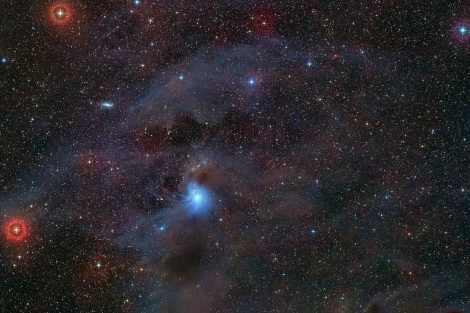 Durante años nos enseñaron que los planetas siempre orbitan una estrella. Este nuevo hallazgo demuestra que algunos vagan completamente solos por el universo y revela cómo pueden sobrevivir en la oscuridad total