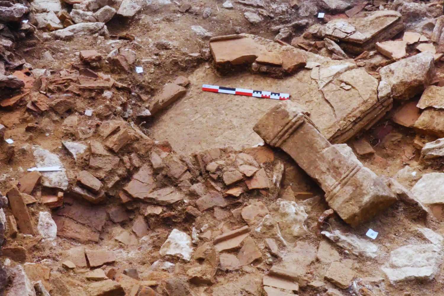 Durante siglos nadie sabía cómo era este dios celta. Ahora ha aparecido pintado en un templo destruido lleno de monedas, joyas y estatuas rotas