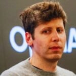 Algo se está torciendo en OpenAI y empieza a notarse en sus decisiones. La empresa que quería dominarlo todo ahora está frenando justo cuando Anthropic gana terreno