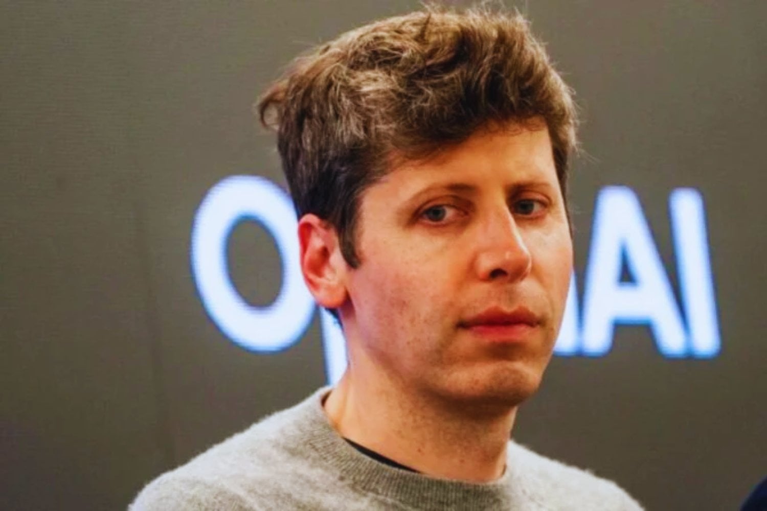 Algo se está torciendo en OpenAI y empieza a notarse en sus decisiones. La empresa que quería dominarlo todo ahora está frenando justo cuando Anthropic gana terreno