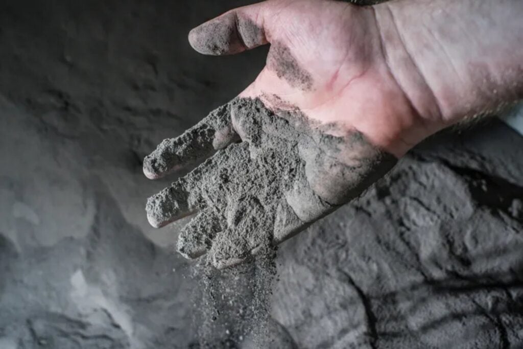 La NASA acaba de demostrar que el polvo de la Luna podría convertirse en aire respirable. Una reacción química impulsada por la luz del Sol logra extraer oxígeno del suelo lunar