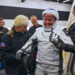 Un astronauta estaba cenando en la Estación Espacial Internacional cuando algo en su cuerpo dejó de funcionar. Perdió el habla de forma repentina y meses después los médicos siguen sin saber por qué